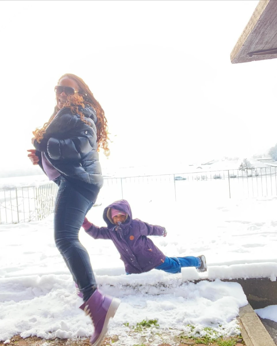 Дівчата підвищують температуру повітря своїми танцями