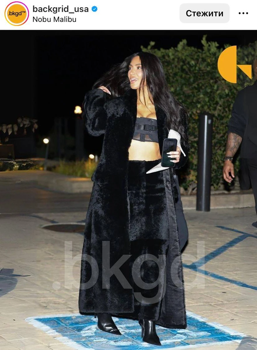 Кардашян вигуляла тотал лук 