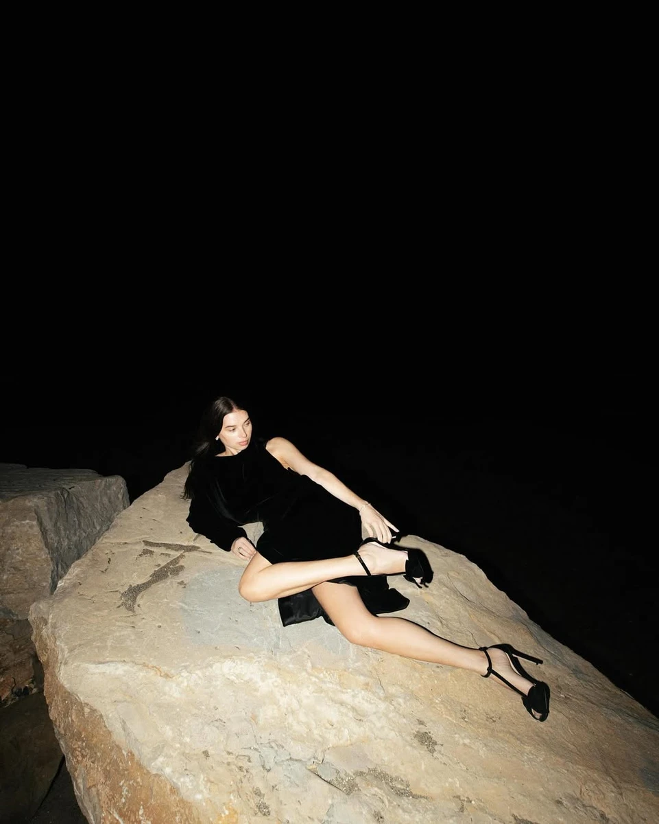 Катерина Усик лежить на камені в Іспанії