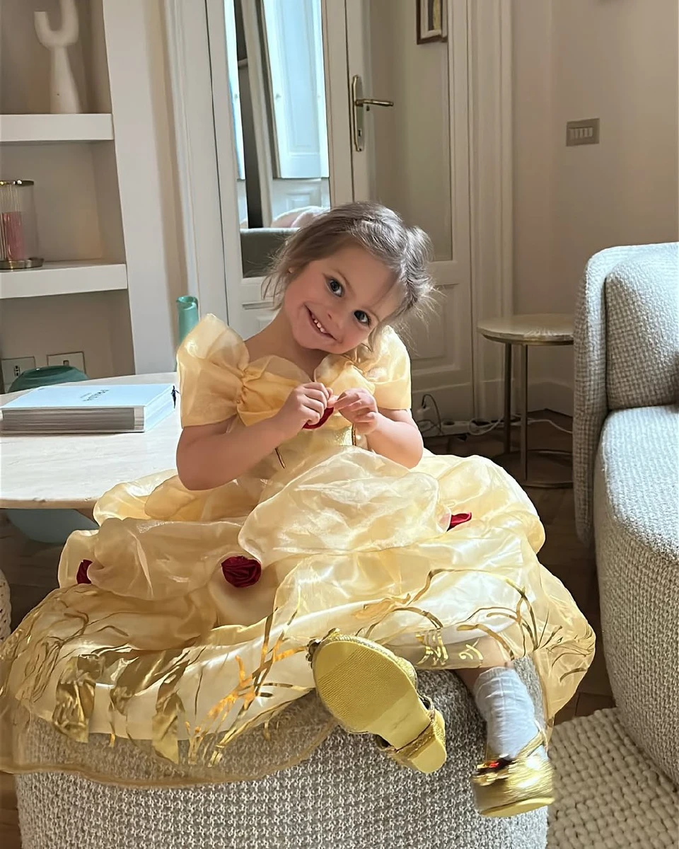 Анна Юрушева у жовтому