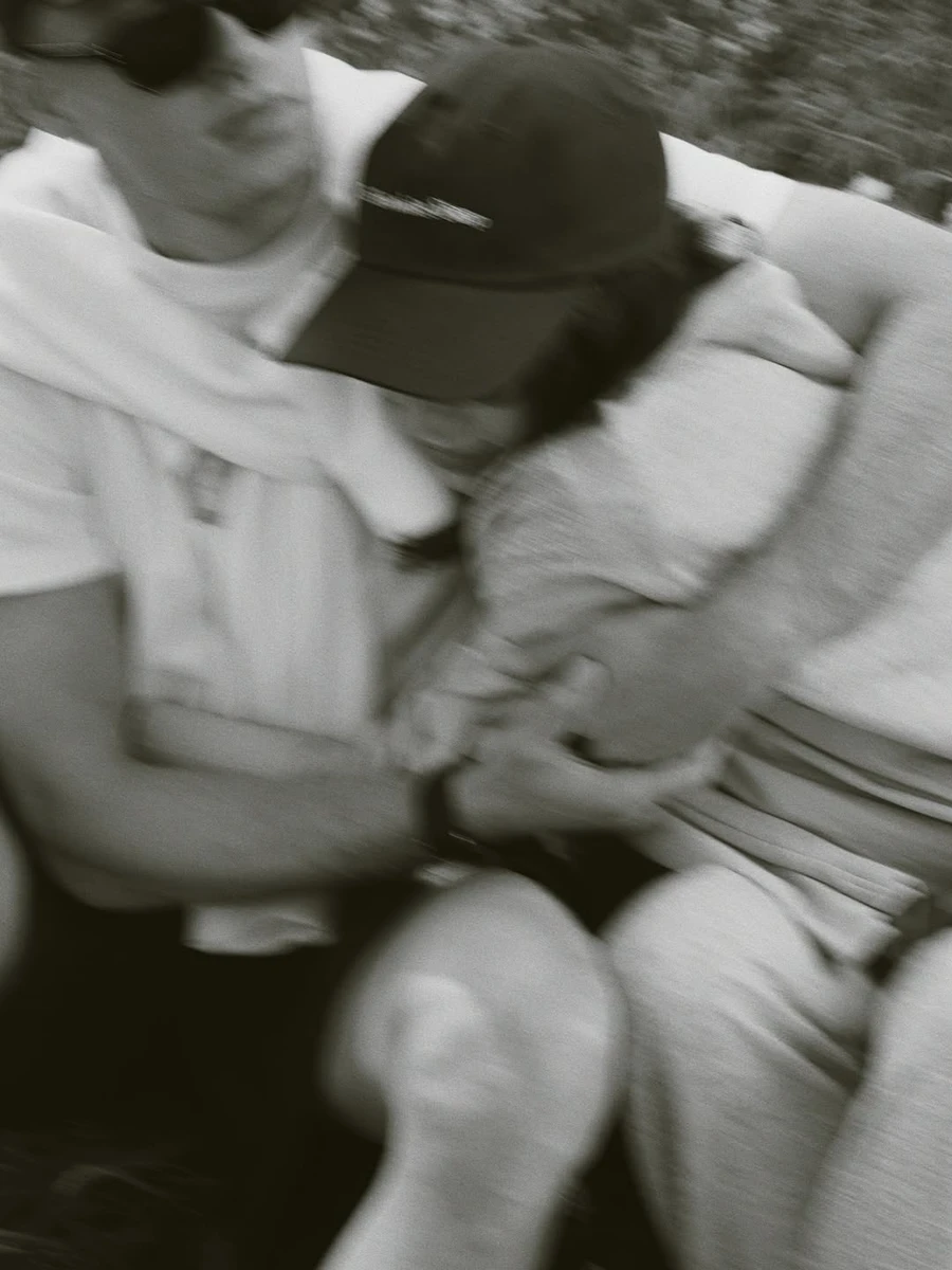 Артем Довбик у кежуалі попозував з дружиною для романтичних фото