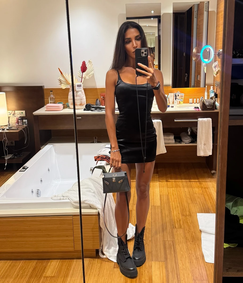 Санта Дімопулос в чорному міні