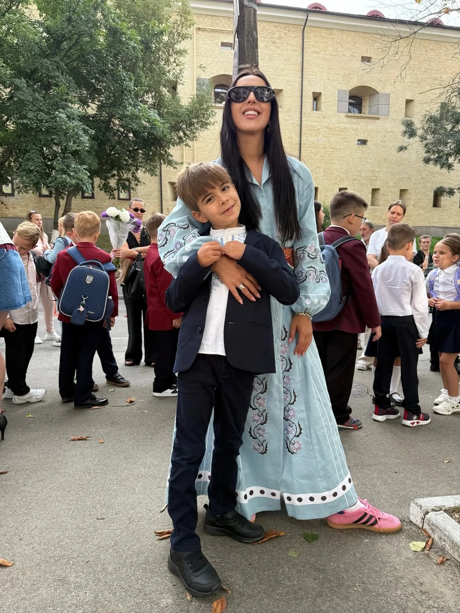 Джамала у вишиванці пообіймала сина на першому вересні