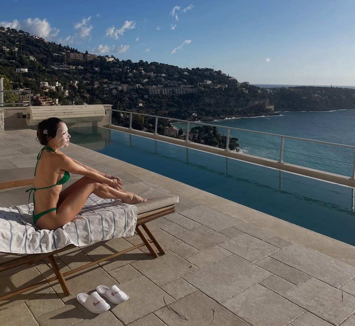 Катерина Кухар попозувала у бікіні та з маскою на обличчі