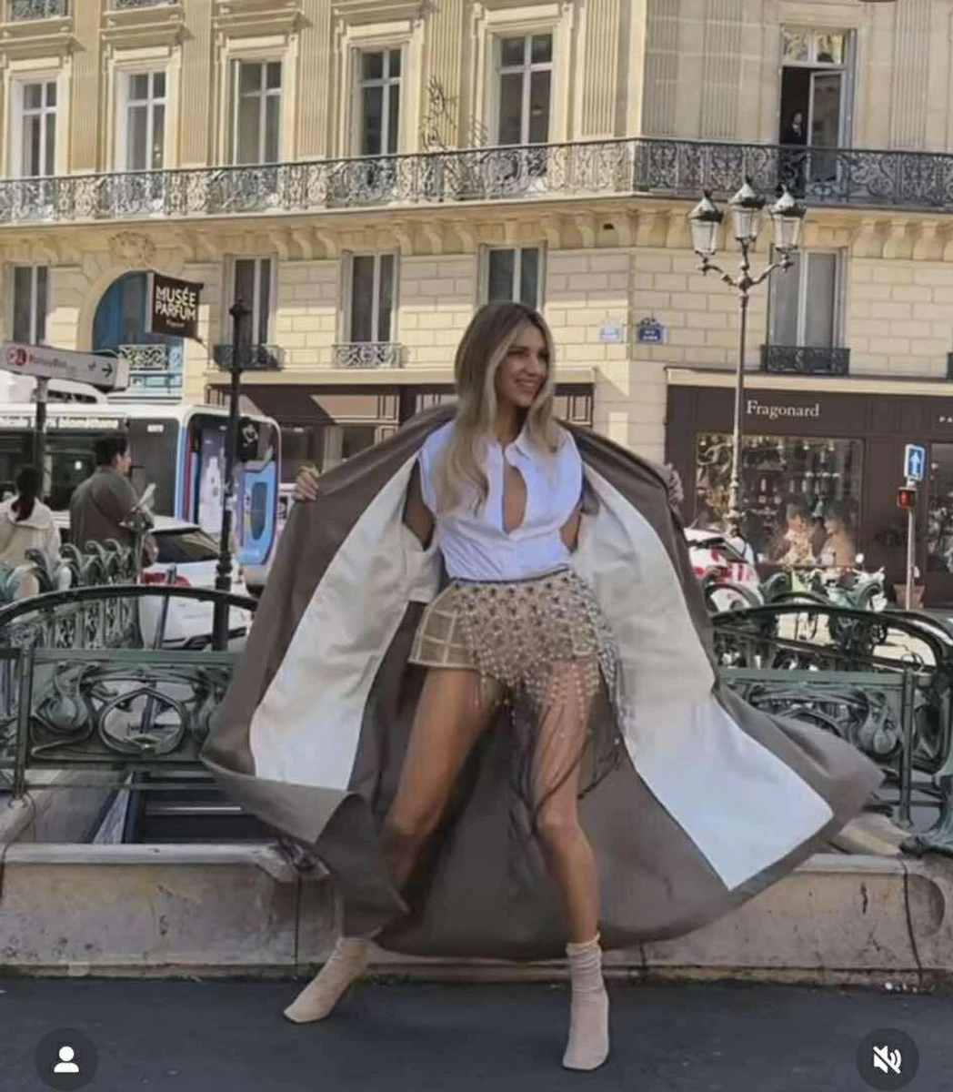 Париж - ідеальний подіум для тотал лука The Coat, - написала Катя 