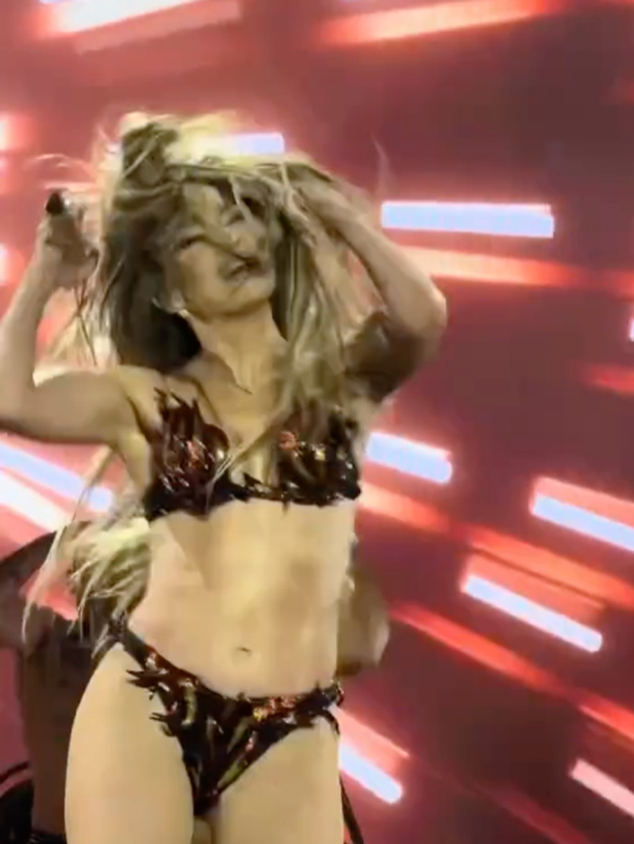 Дженніфер Лопес похизувалася фігурою у бікіні на концерті