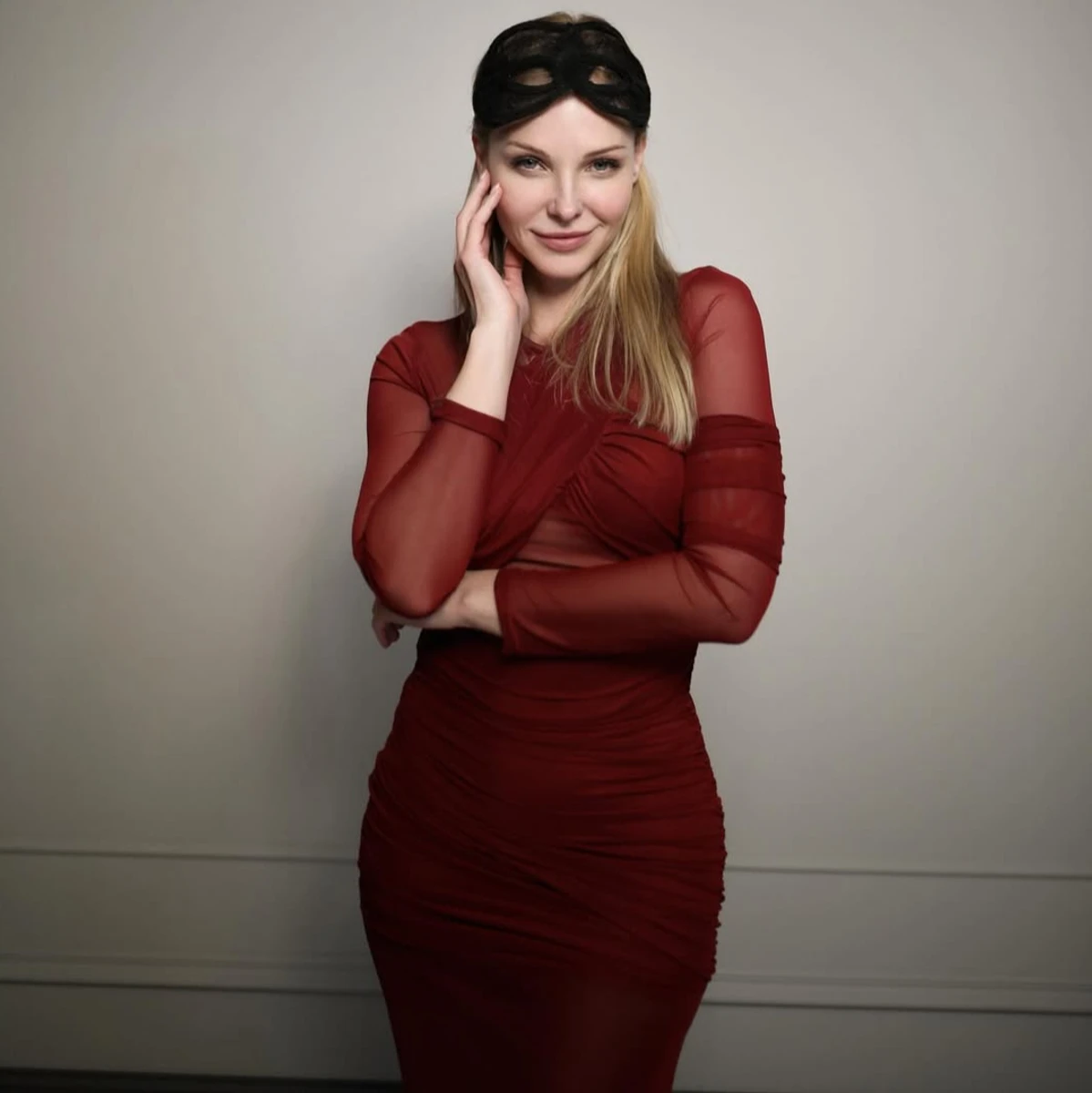 Даша Трегубова в обтислій сукні похвалилася фігурою на вечірці