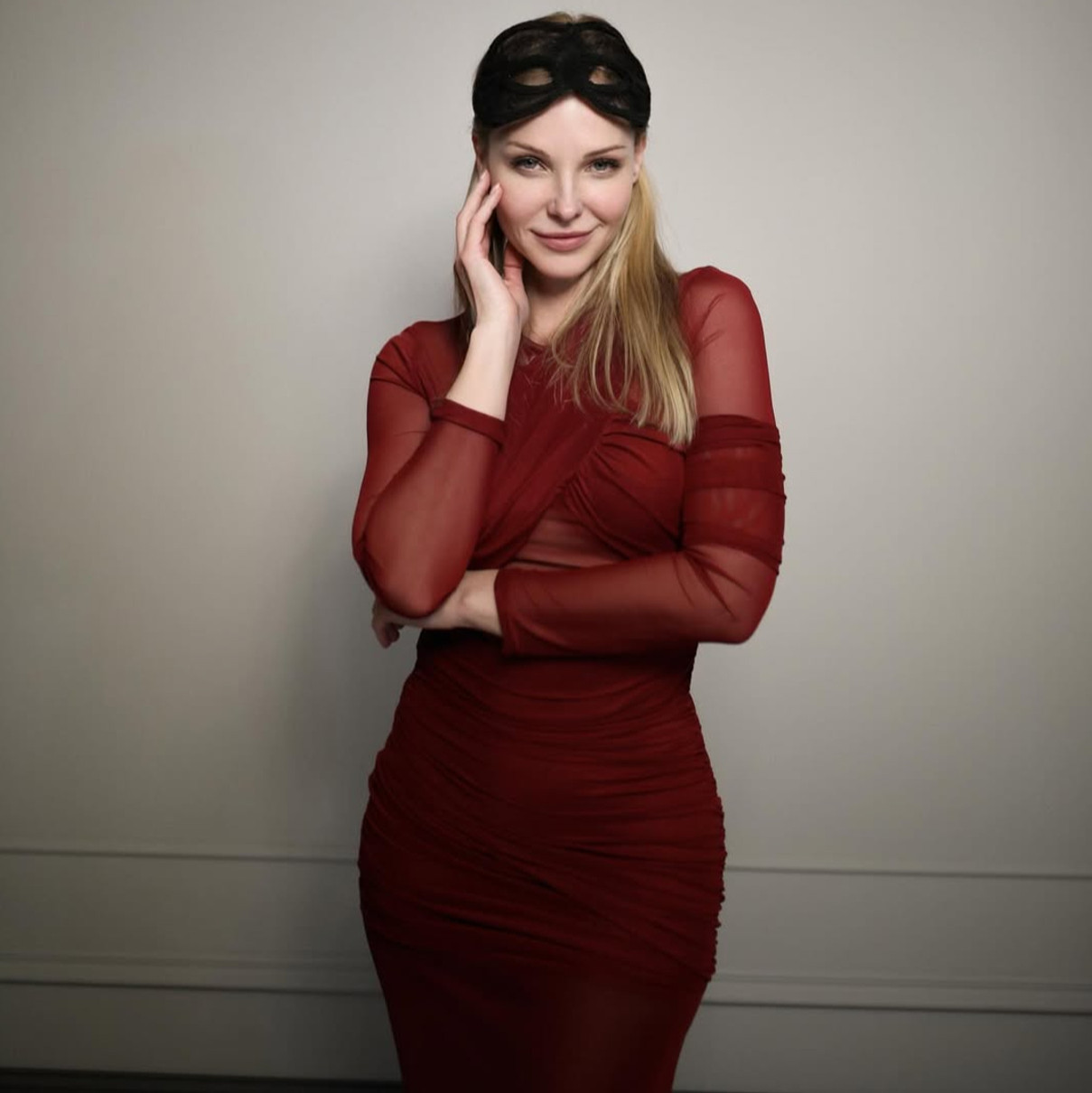 Даша Трегубова в обтислій сукні похвалилася фігурою на вечірці