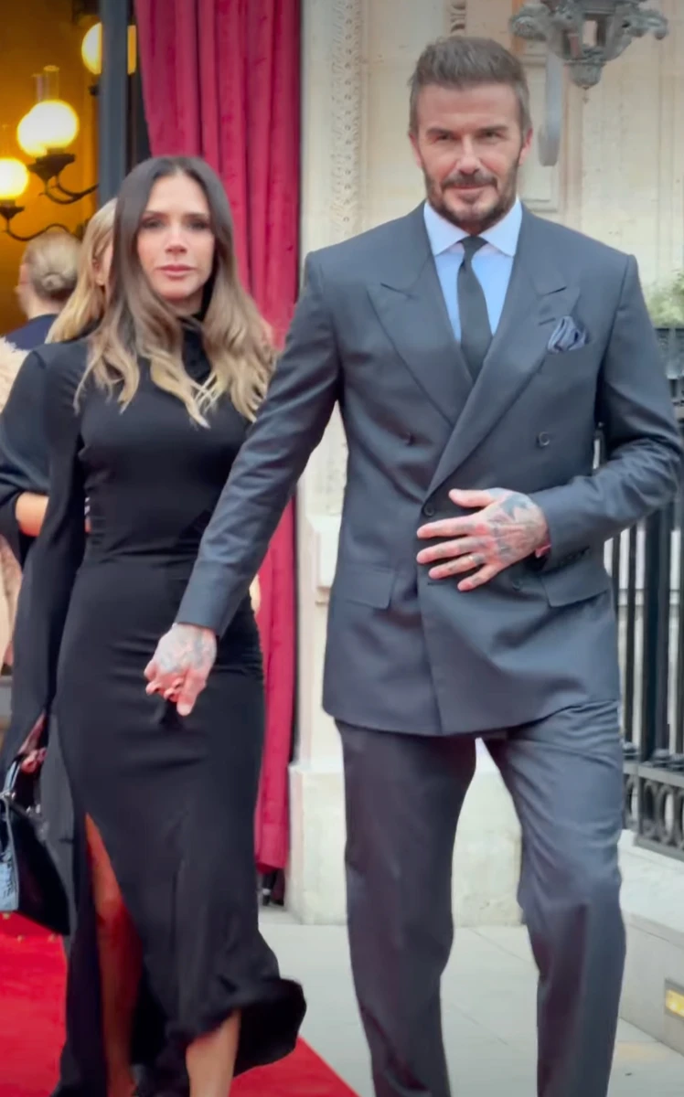 Вікторія Бекхем в ошатній сукні показалася з Девідом у костюмі