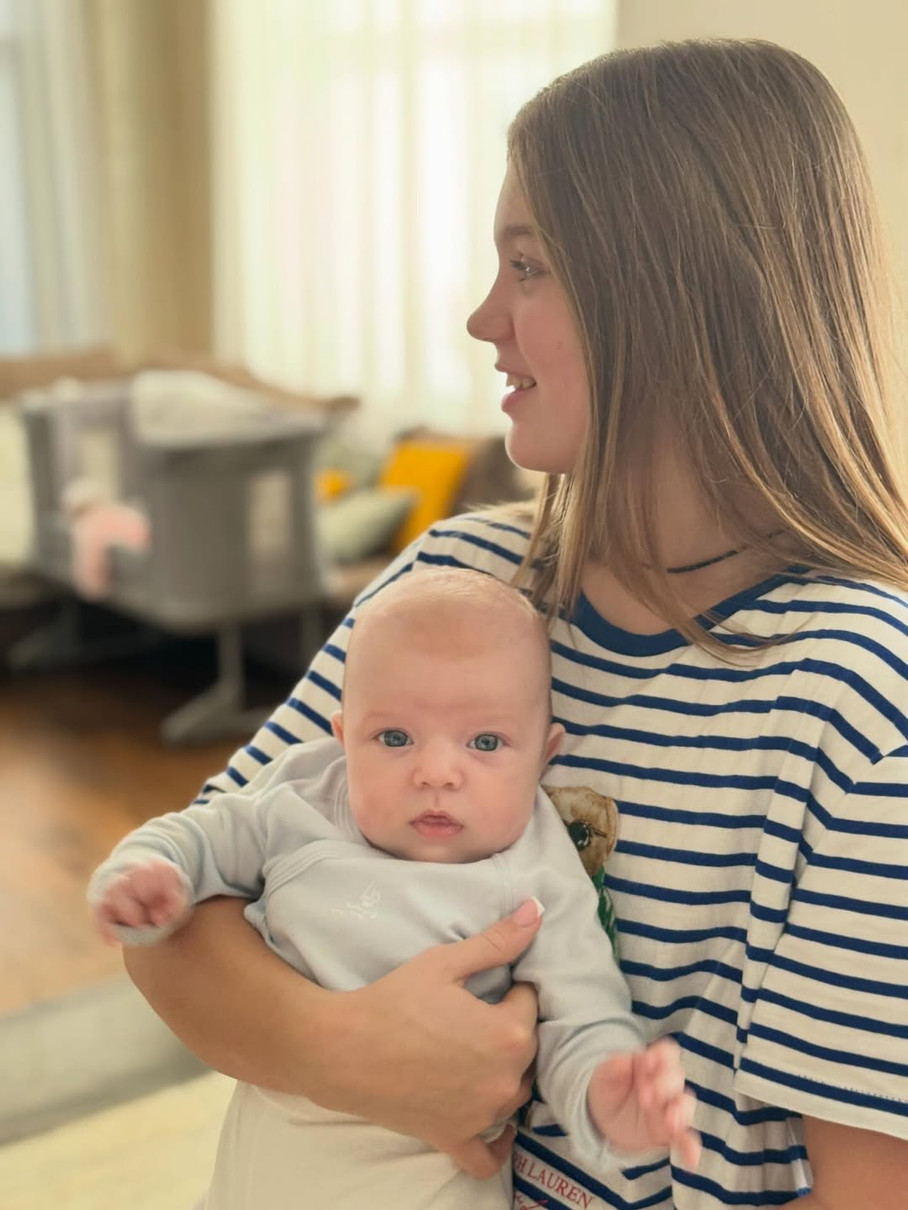 Дружина Усика показала фото двох їхніх дочок