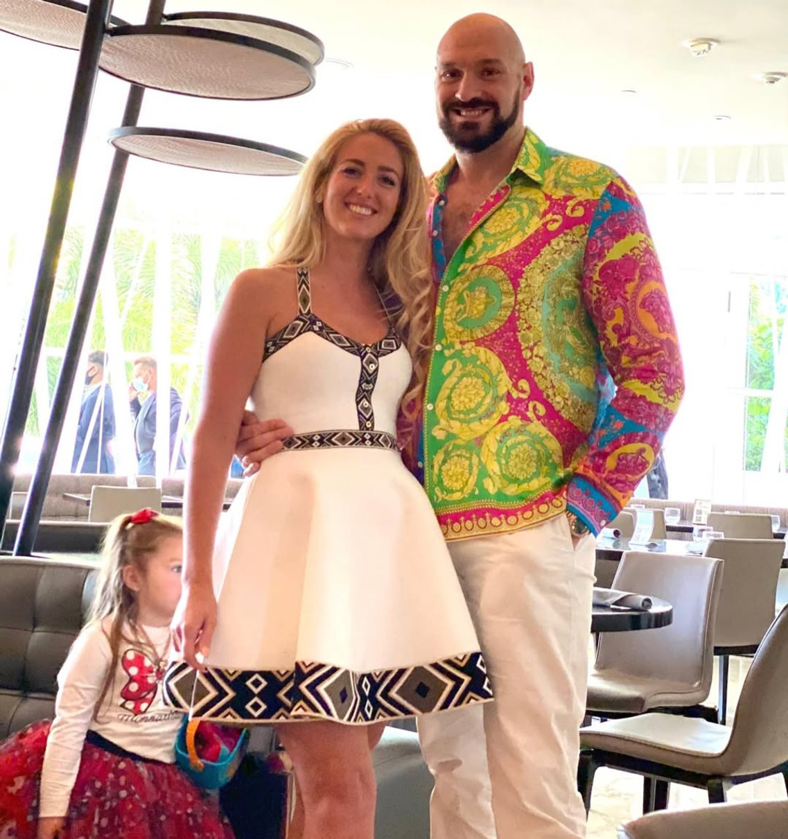 Тайсон Ф'юрі обійняв ошатну дружину у сукні