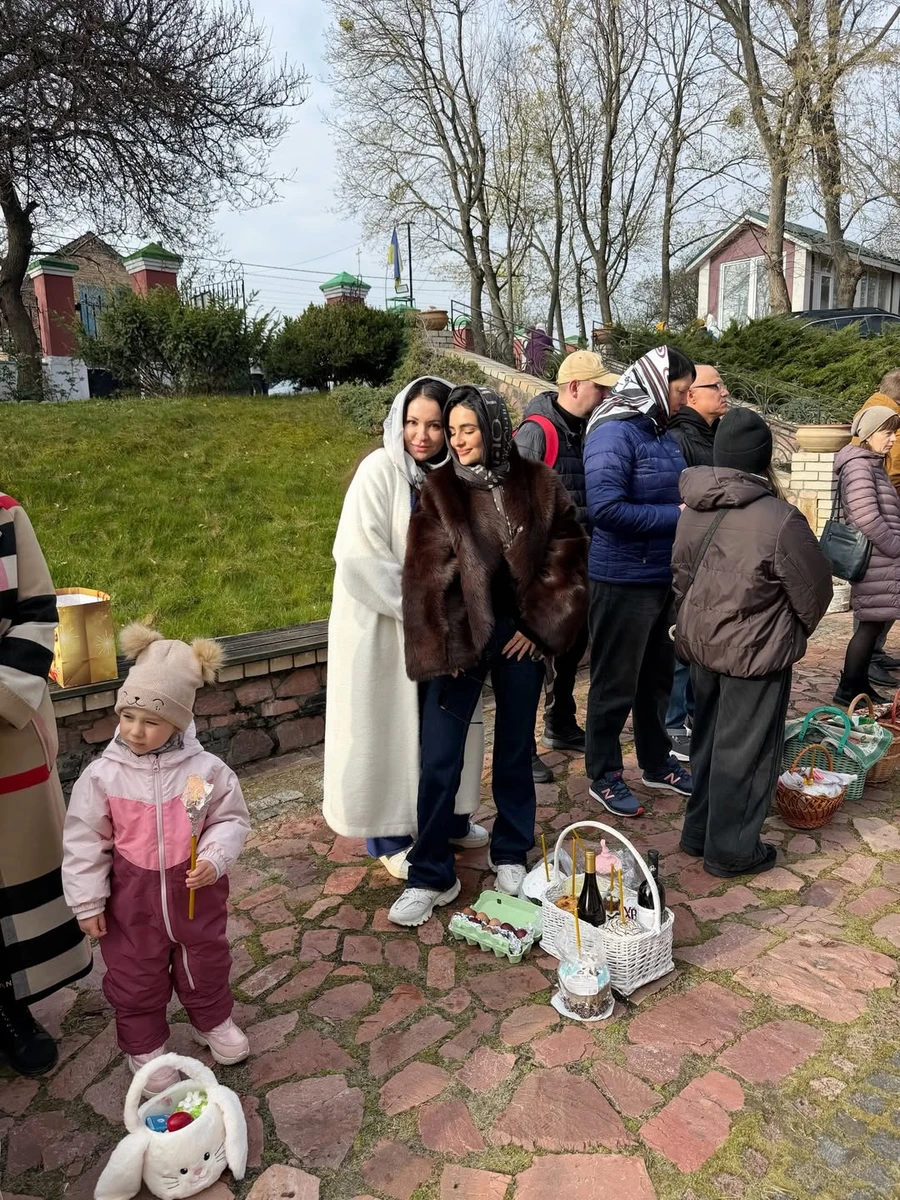 Анна Трінчер з мамою на фото