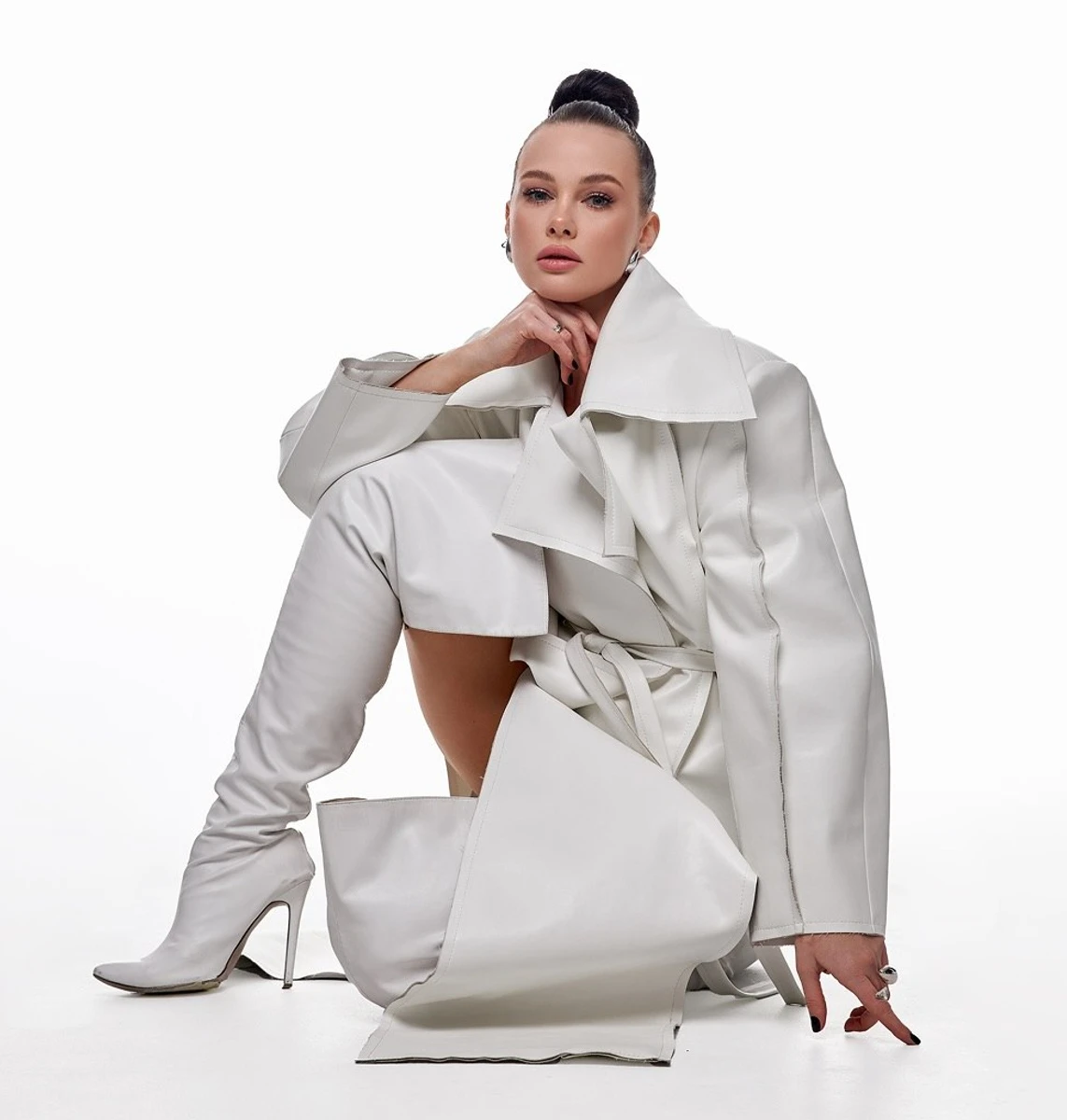 Юлія Сахневич наробила ефектних фото на підлозі