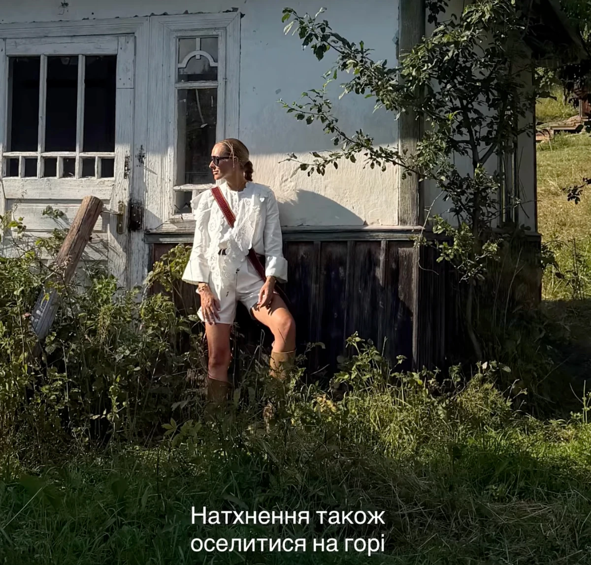 Катерина Осадча у шортах попозувала біля хатини в Карпатах