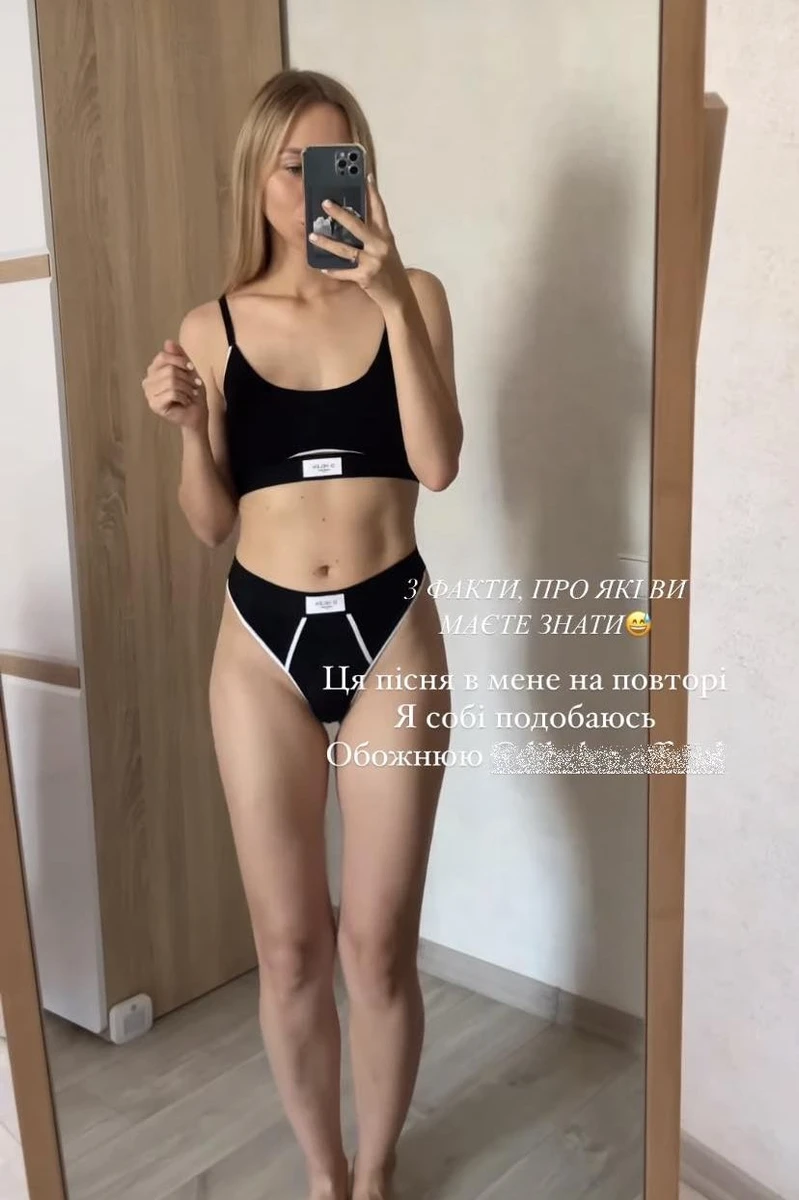 Репяхова тепер, як і інші блогерки, активно рекламує спіднє та виставляє себе в ньому 