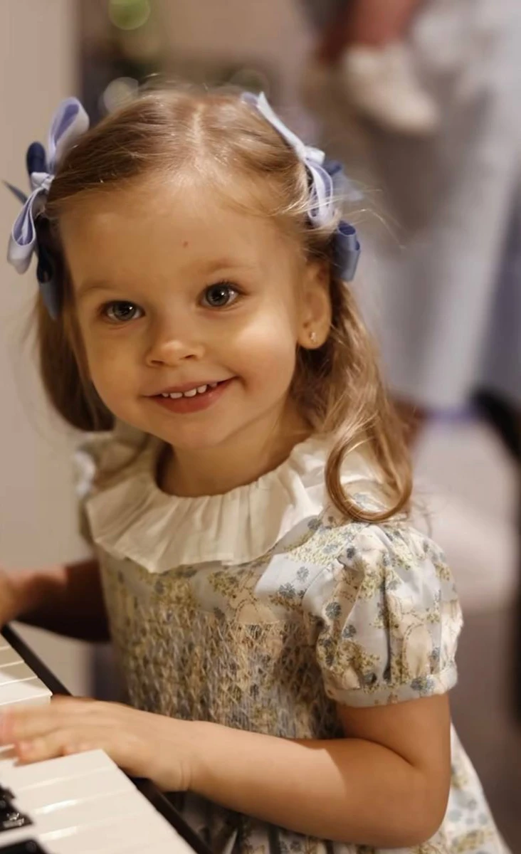 2-річна Єва дедалі більше стає схожою на батьків