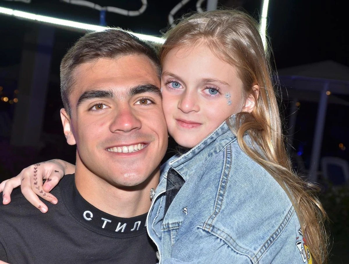 Хлопець дуже любить свою молодшу сестричку 