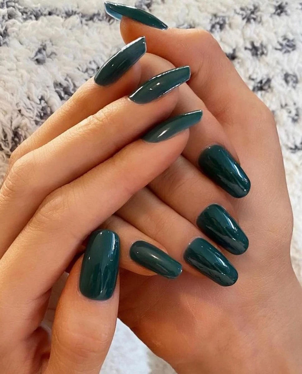 Майстер Селени Гомес продемонстрував стильний манікюр зірки