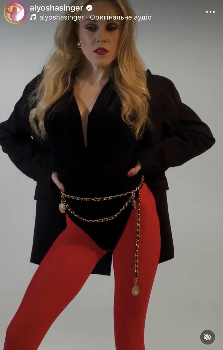 Alyosha показала стрункі ноги