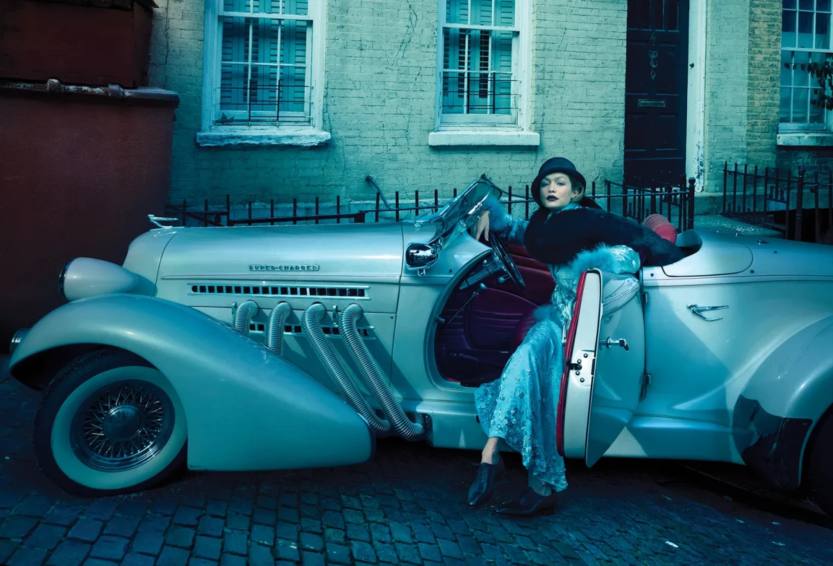 Джіджі Хадід попозувала в ретро-авто і ошатному луці