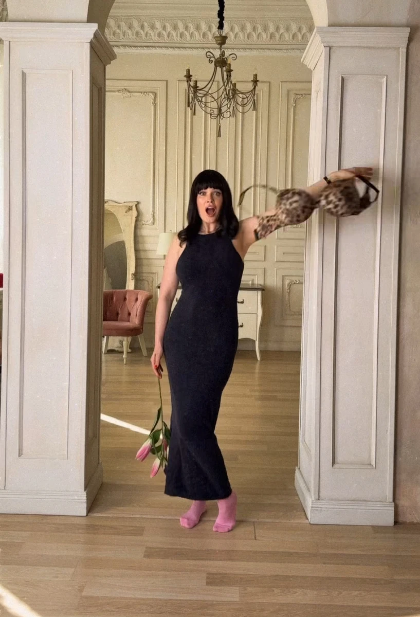 Даша Астаф'єва показала, як знімає бюстгальтер