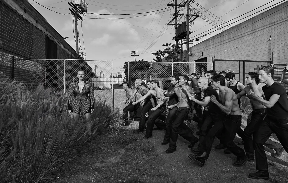 Шерон Стоун у незвичній сукні попозувала біля оголених чоловіків