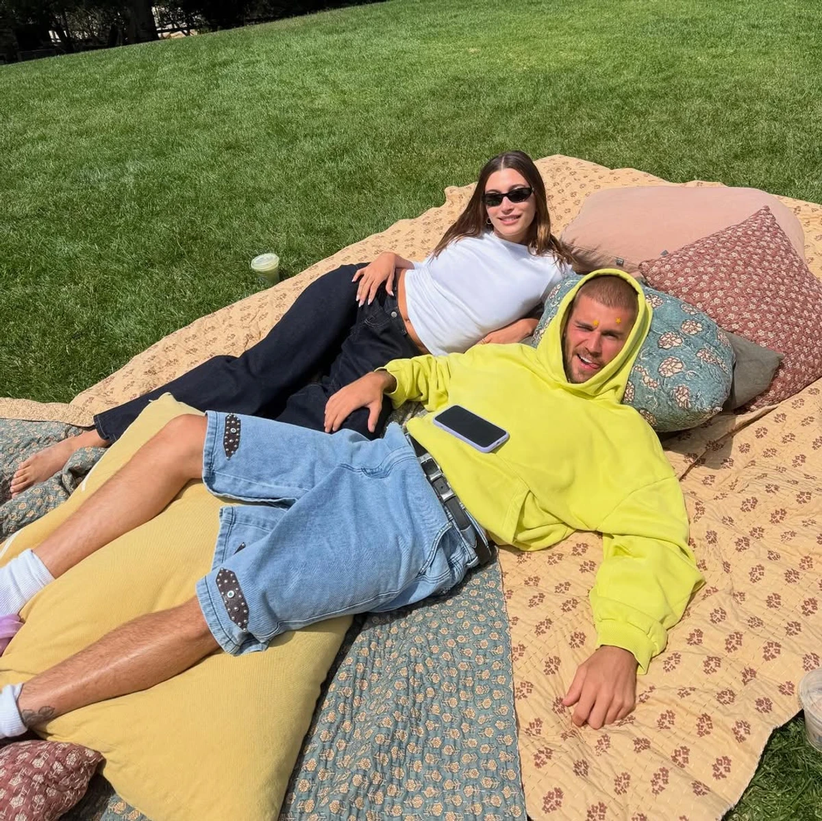 Джастін Бібер на покривалі попритулявся до Хейлі просто неба