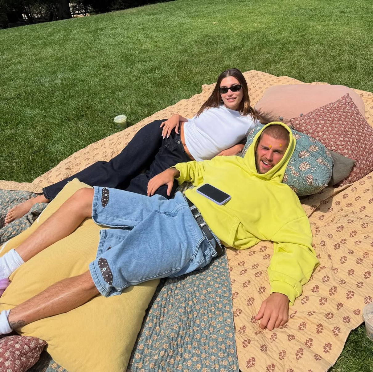 Джастін Бібер на покривалі попритулявся до Хейлі просто неба