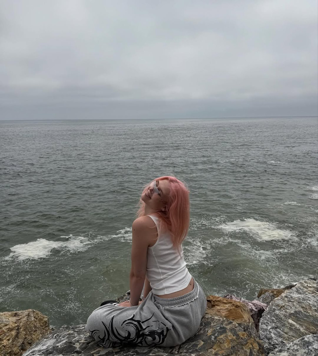 Старша донька Віри Брежнєвої з рожевим волоссям попозувала біля води