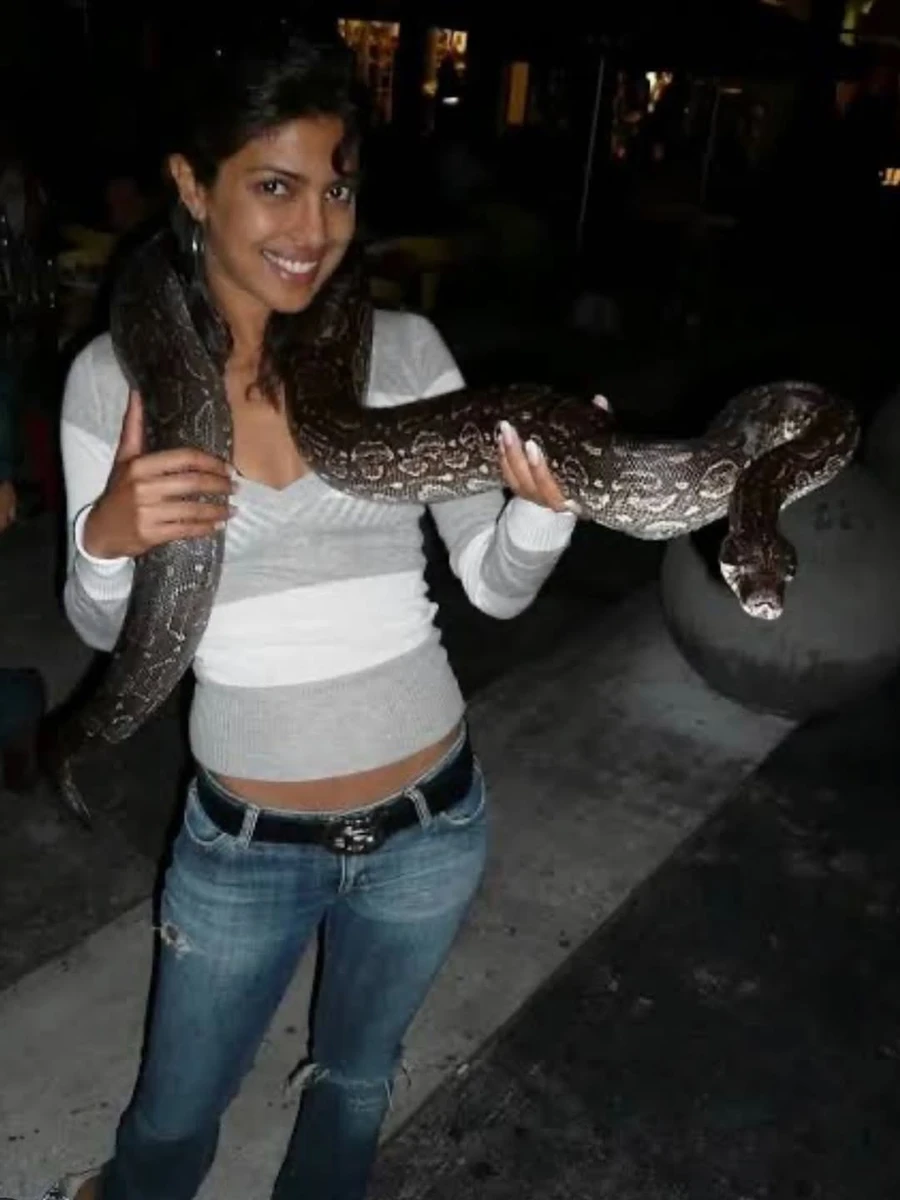 Пріянка Чопра показалася зі змією на шиї