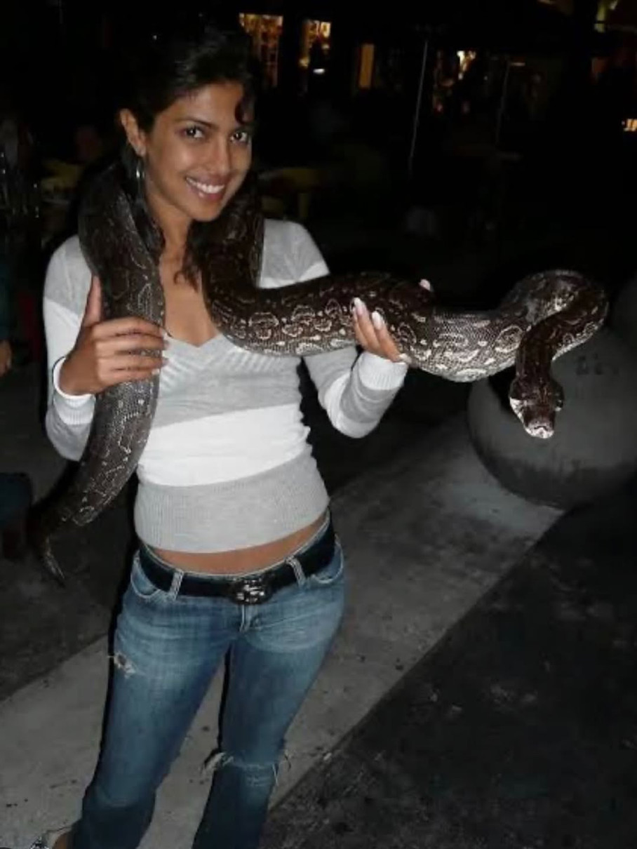 Пріянка Чопра показалася зі змією на шиї