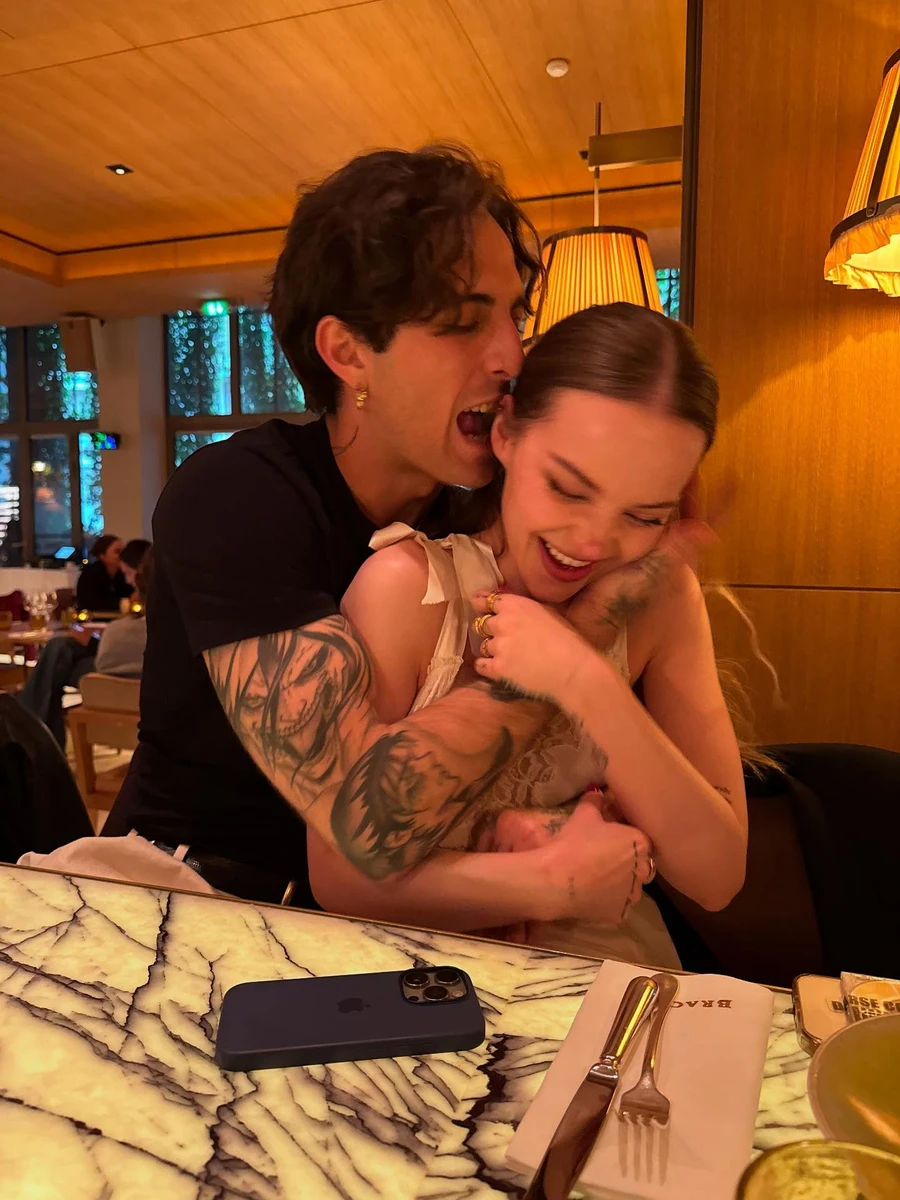 Самі закохані поки що не коментували заручини, але каблучка говорить сама за себе 