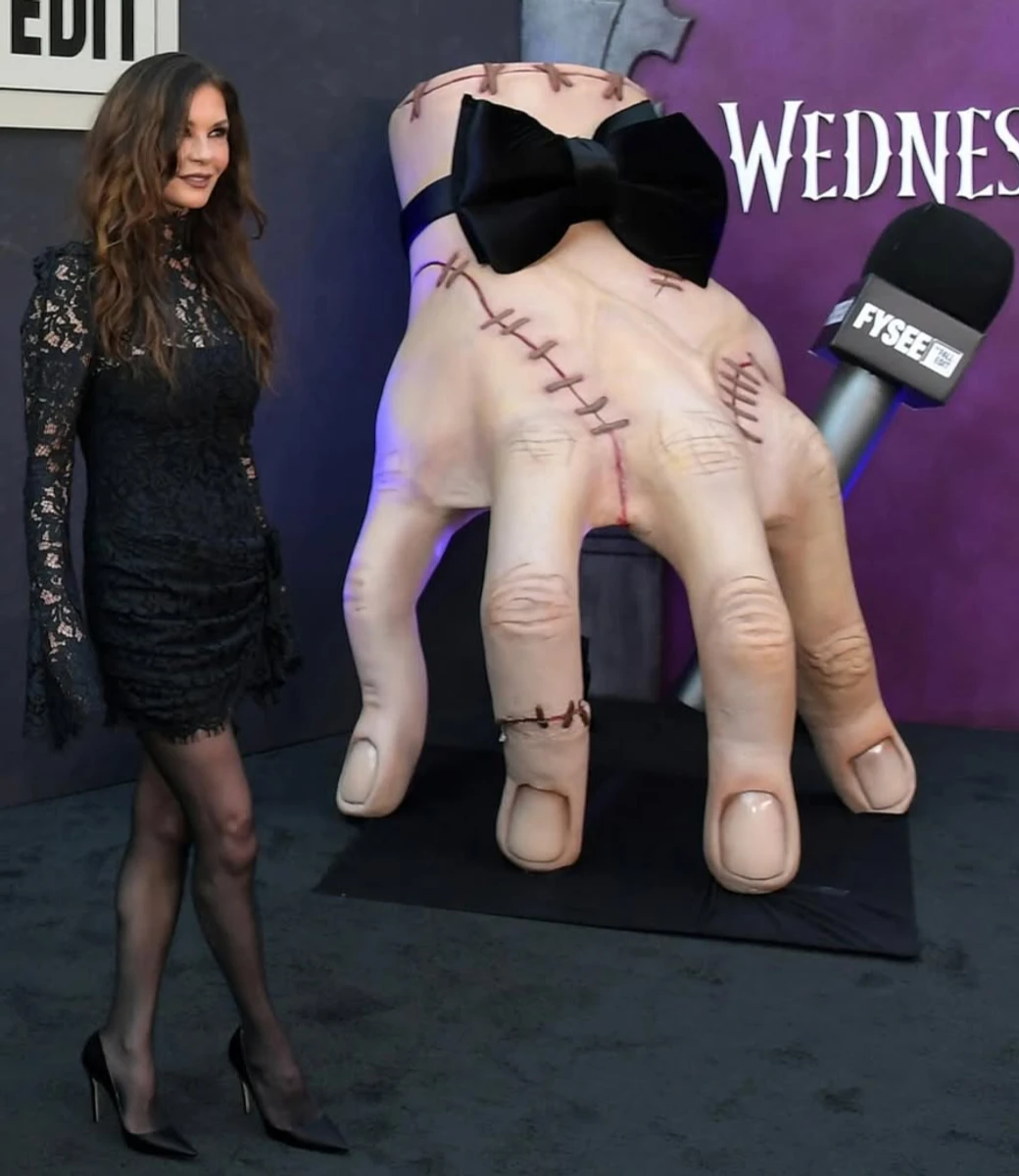 Кетрін Зета-Джонс у міні посвітила стрункими ногами на хіднику