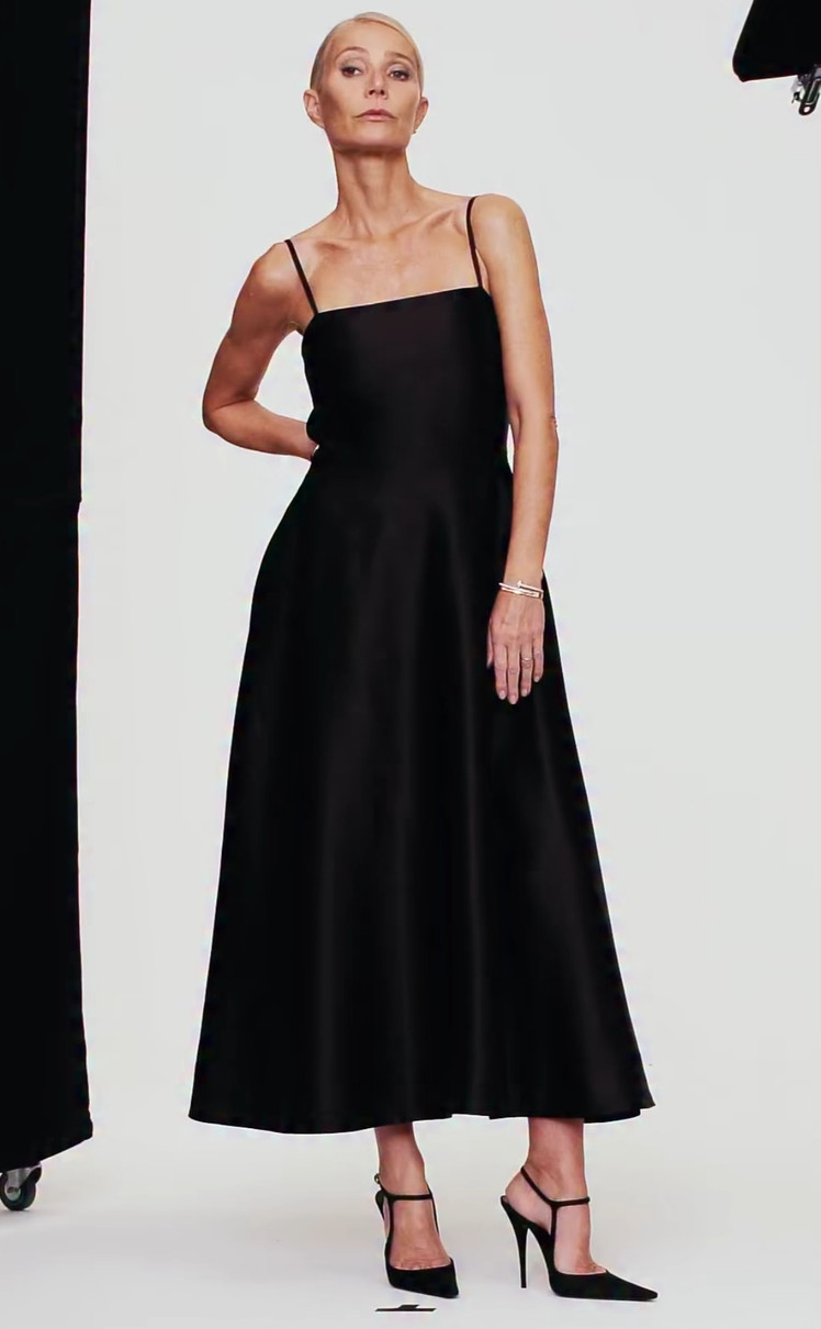 Гвінет Пелтроу наробила ефектних фото у шовковому максі