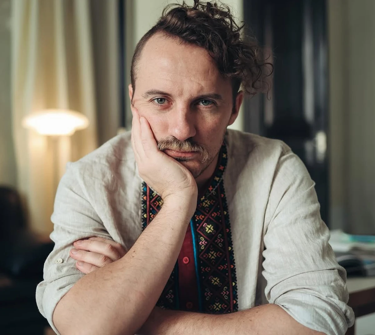 Євген Клопотенко позує для фото