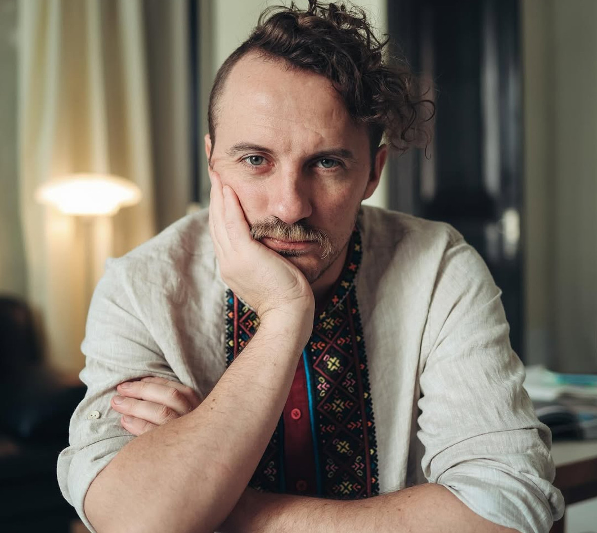 Євген Клопотенко позує для фото