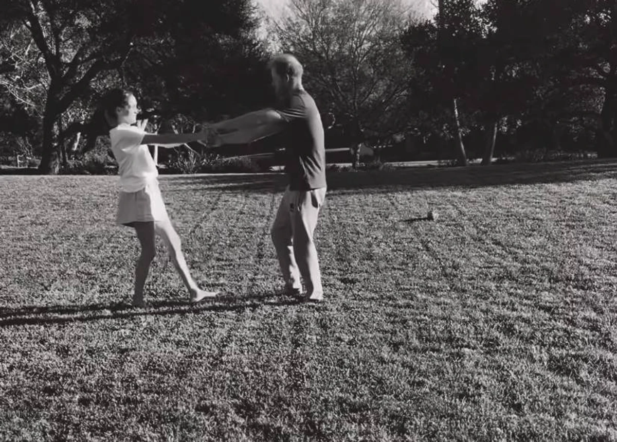 Меган Маркл з принцом Гаррі на вулиці