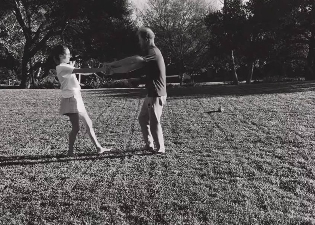 Меган Маркл з принцом Гаррі на вулиці