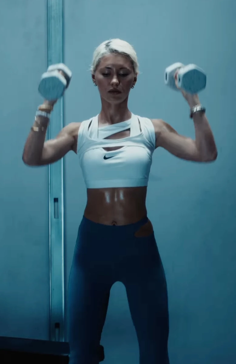 Донька Джуда Лоу похвалилася пресом під час тренування для реклами