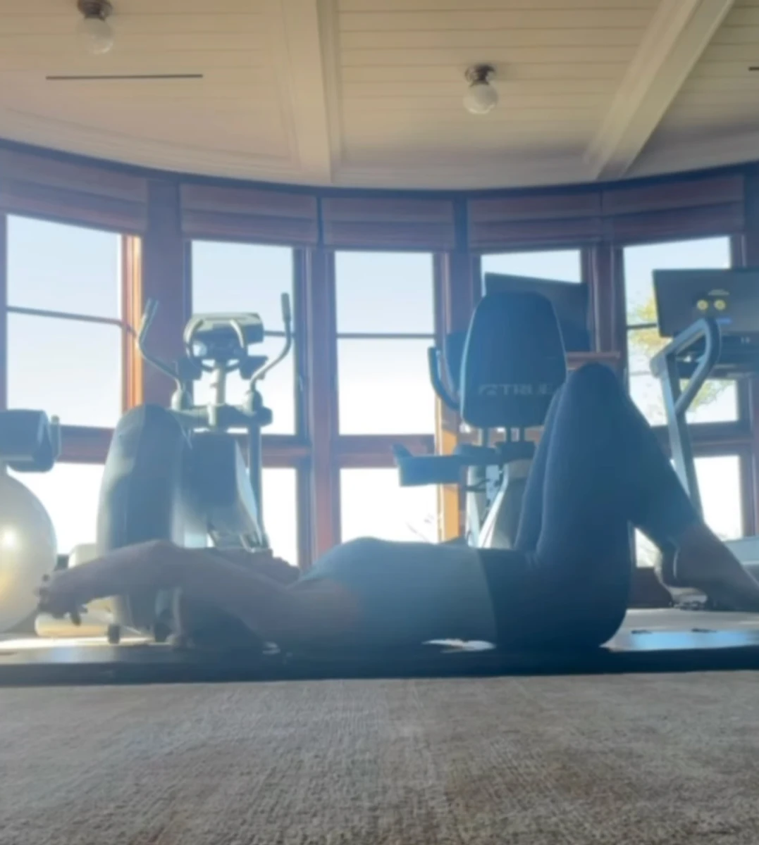 Сінді Кроуфорд у лосинах показала своє тренування в залі