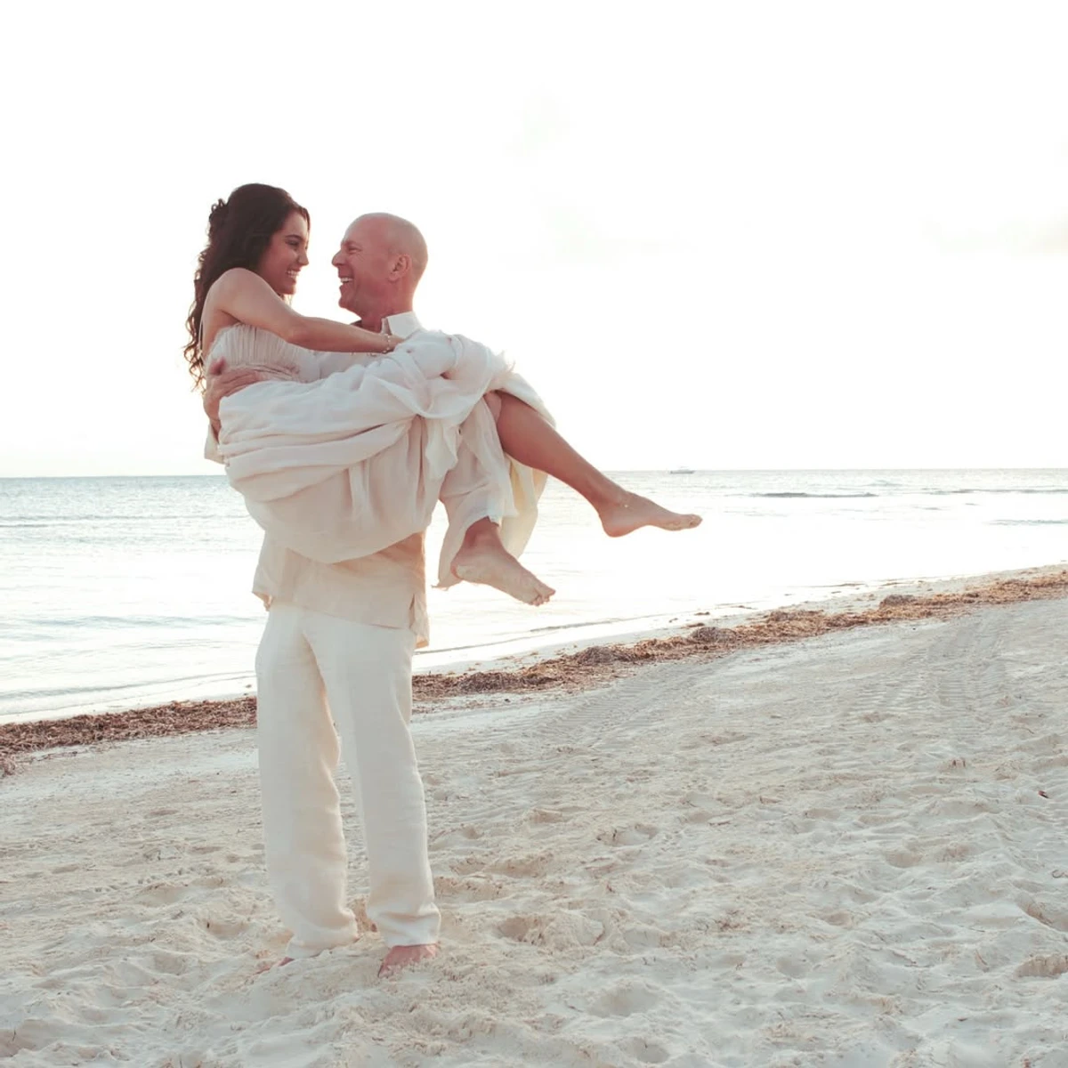 Брюс Вілліс зі своєю дружиною на фото