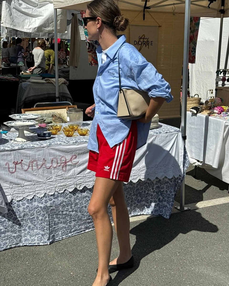 Дівчина у шортах і сорочці