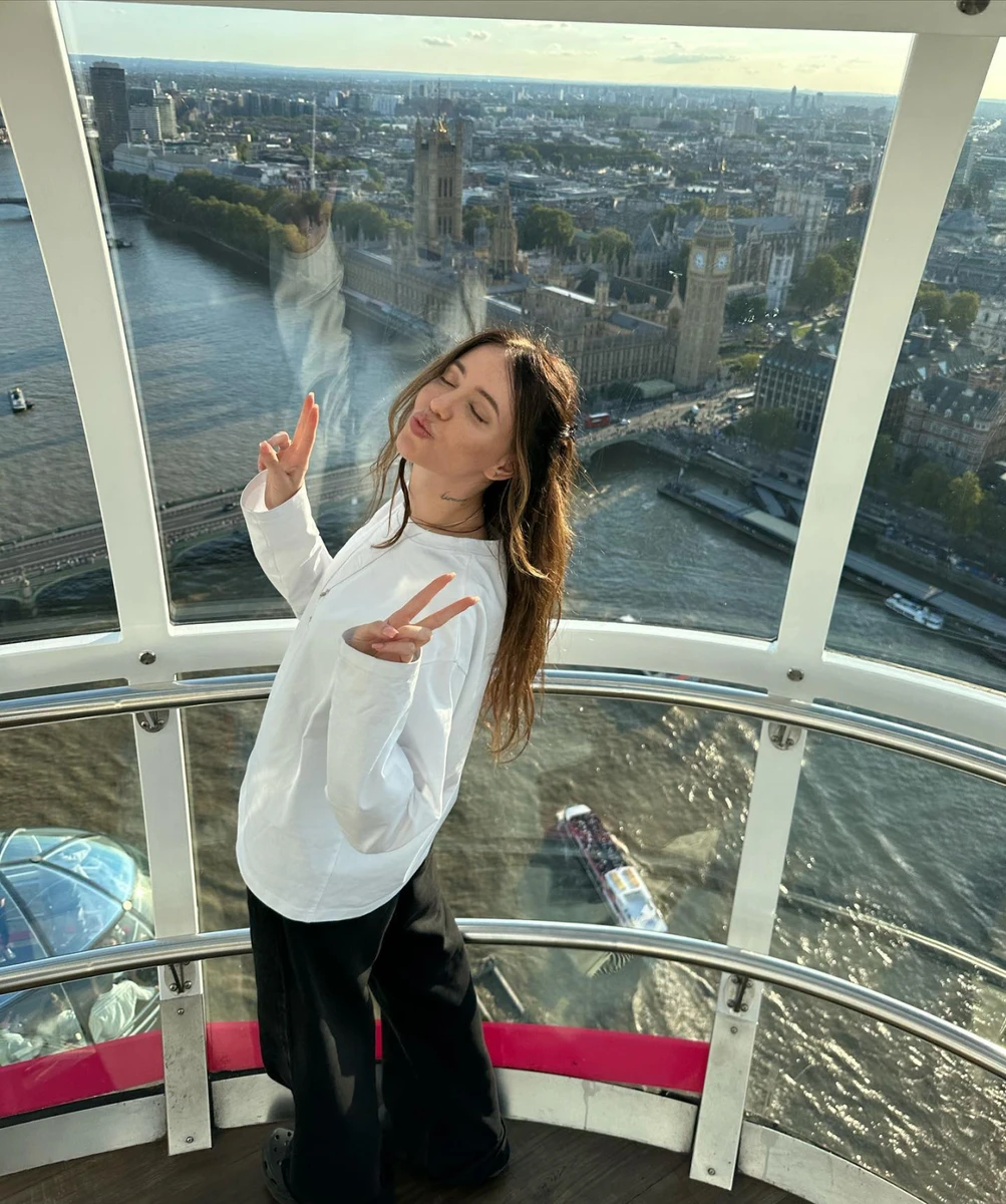 Співачка повсякдень обожнює речі в стилі оверсайз