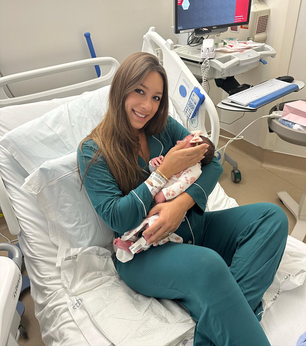 Вітаємо Сашу з народженням донечки