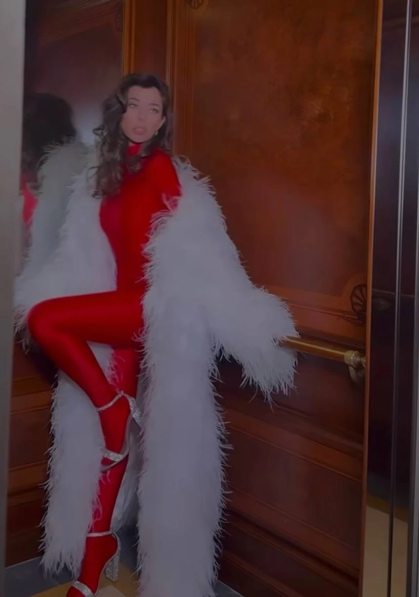 Неплях показала модельні пози перед камерою