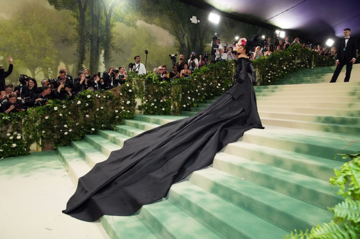 Кутюрна сукня з довжелезним шлейфом - безпрограшний варіант для Met Gala