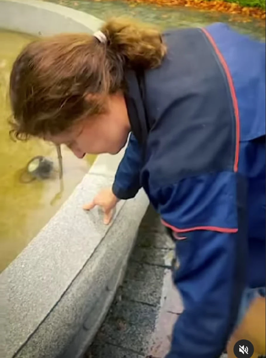 Марина врятувала птаха з води