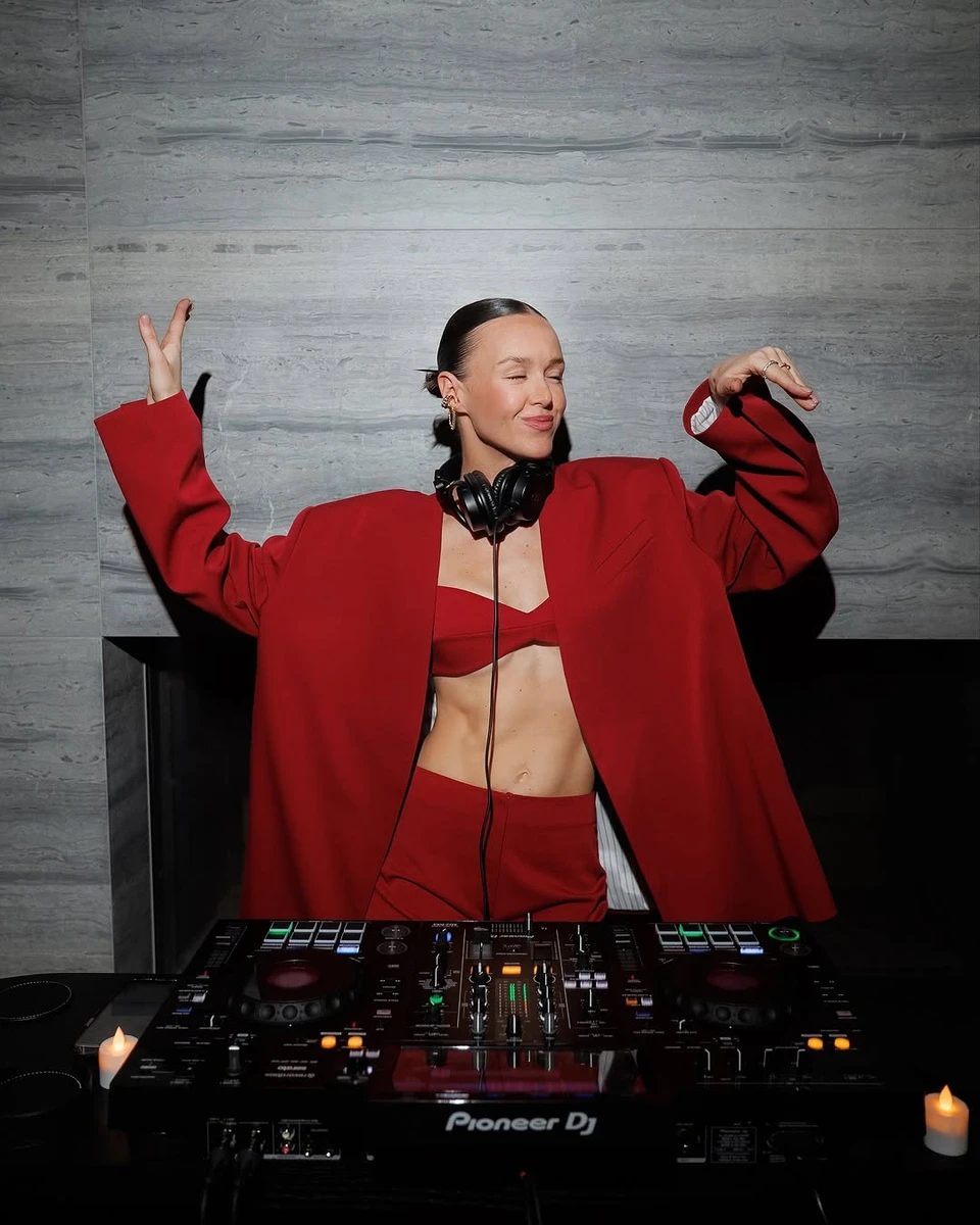 Аліна Френдій у яскравому луці попозувала в США