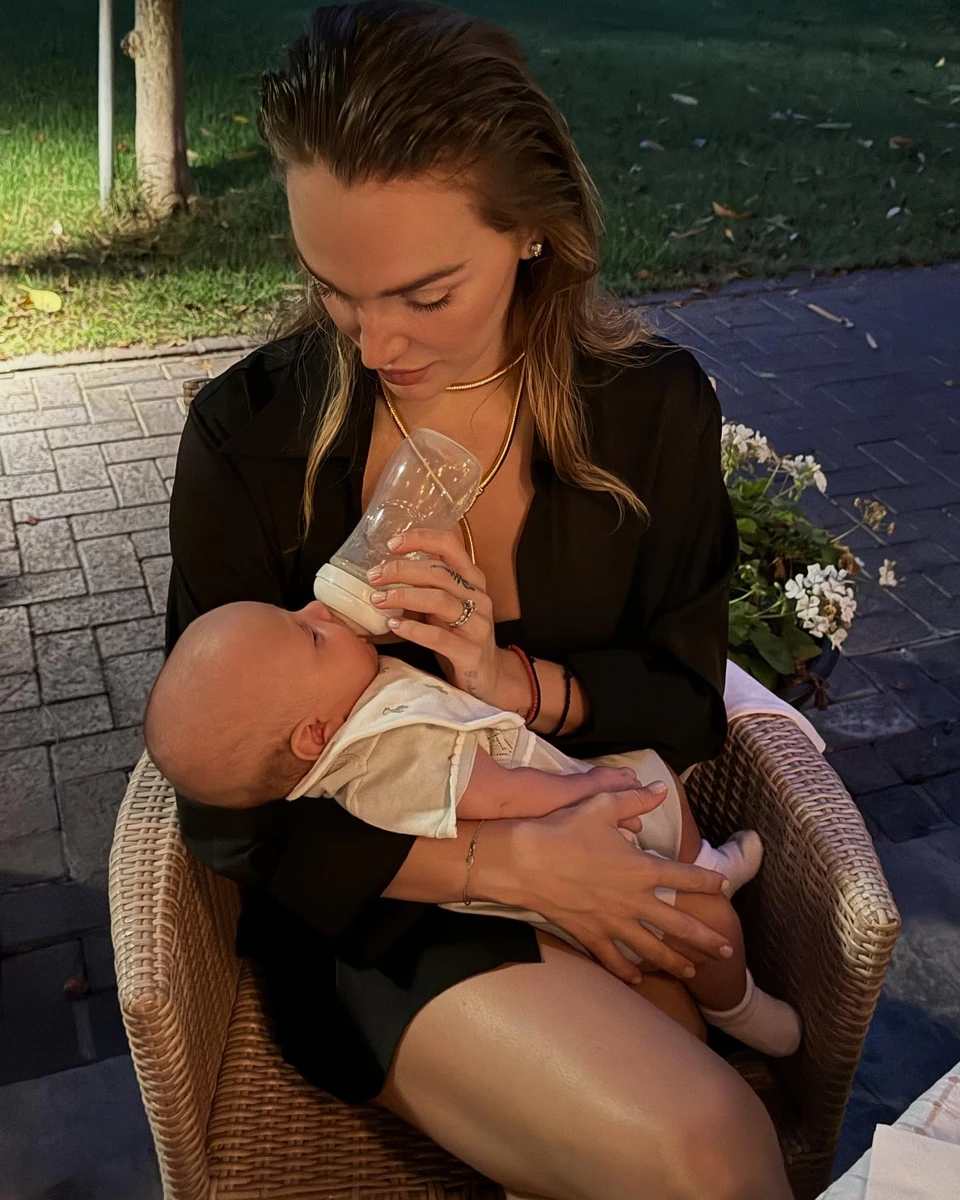 Дочка Добкіна з малюком на руках