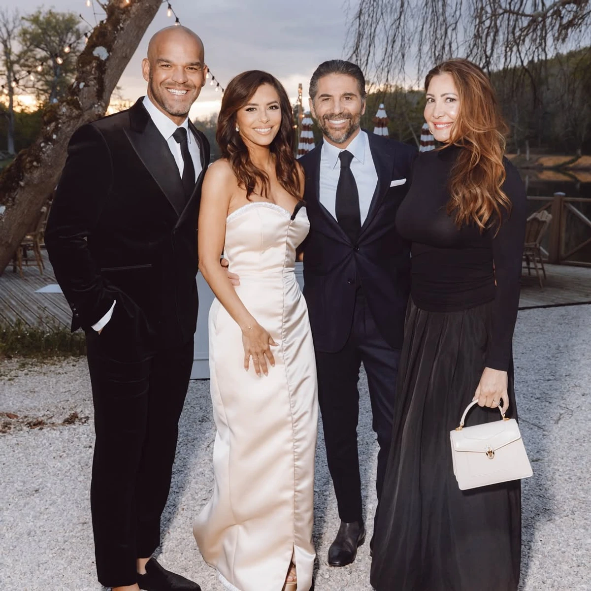 Єва Лонгорія з чоловіком та друзями